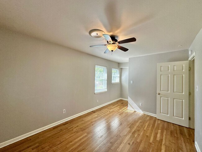 Building Photo - Viewable Now!