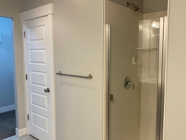 Building Photo - Lovely Townhome For Rent