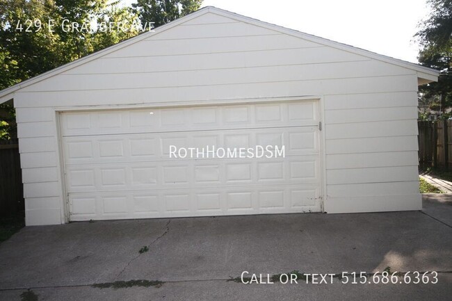 Building Photo - 3 Bedroom 2 Bath 2 Car Garage Large 1 1/2 ...