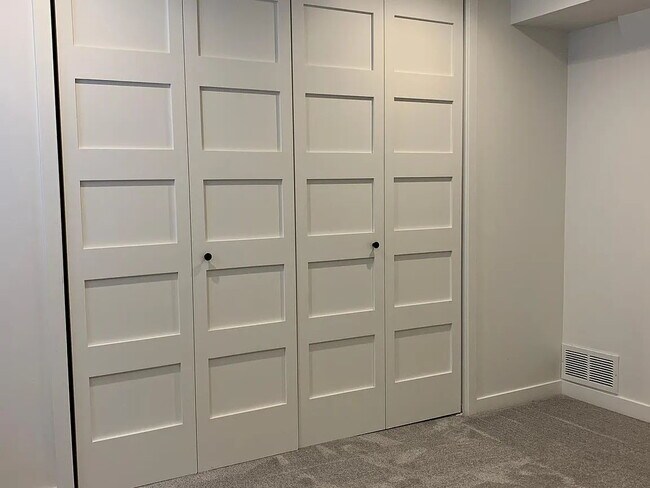 Building Photo - 6 BR 2 BA Single Family Home NEW U of MN - Sept 1 move in