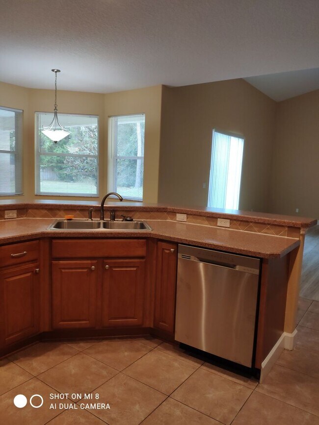 Building Photo - Luxurious 4/3/2 with circular driveway. Available after 06/10/26