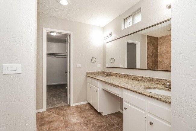 Building Photo - 17803 Villa Way Dr
