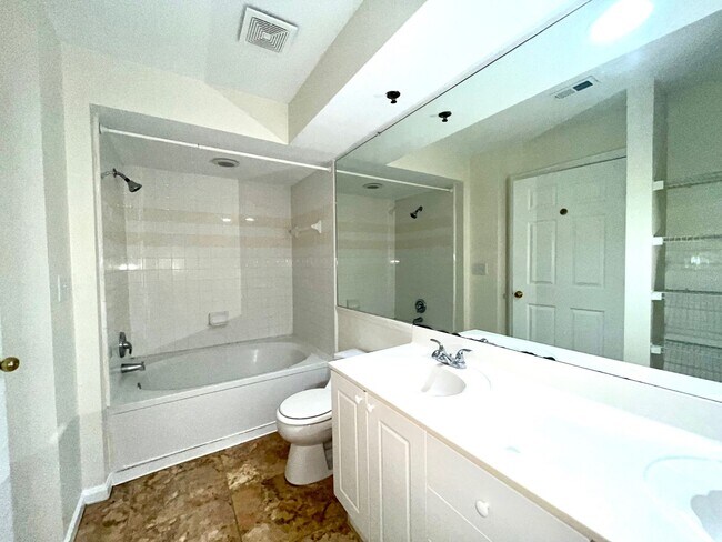 Building Photo - 2 Bed/2 Bath, Gated Community, Close to Sh...