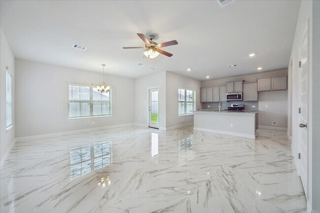 Building Photo - 10 Greenbriar Lp