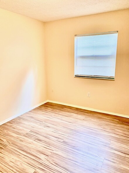 Guest Bedroom - 1950 Paine Ave