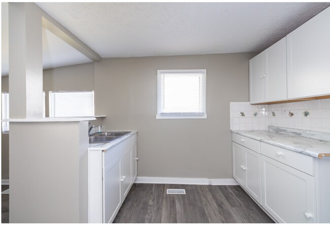 Building Photo - Now available !! Cute 3 bed 2 bth bungalow
