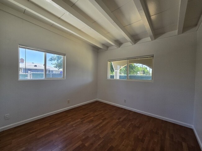 Building Photo - Cute Duplex for rent in Sacramento!