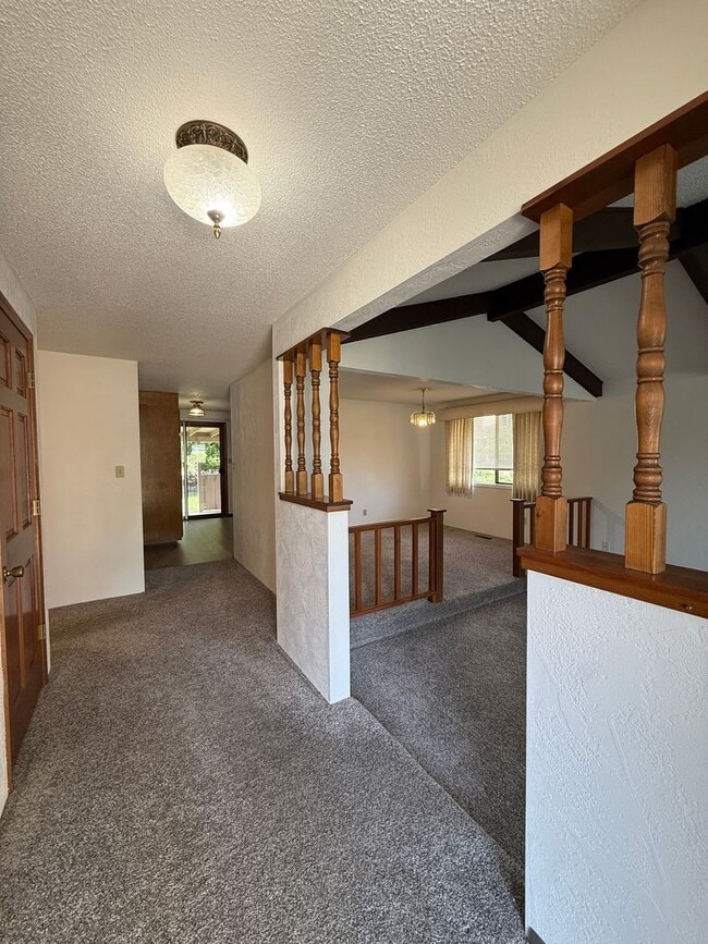 Building Photo - Charming 3 bed 2 bath home in SE Medford!