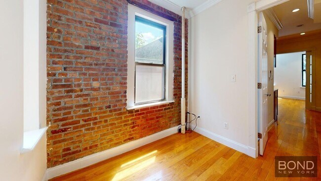 Building Photo - 610 E 9th St