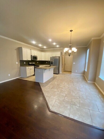 Building Photo - 1087 N Leverett Ave