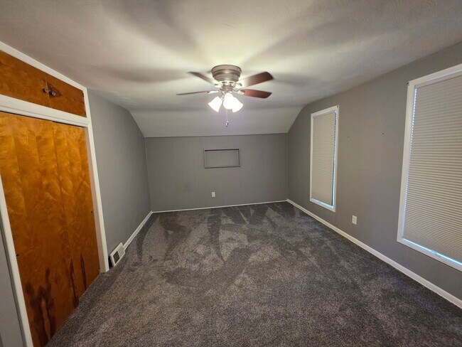 Building Photo - Four Bedroom House Available in Battle Creek!