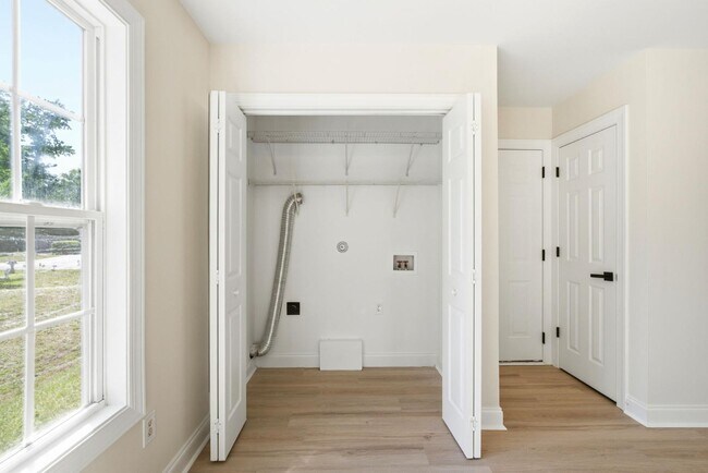 Building Photo - 215 Gardenview Ct NE