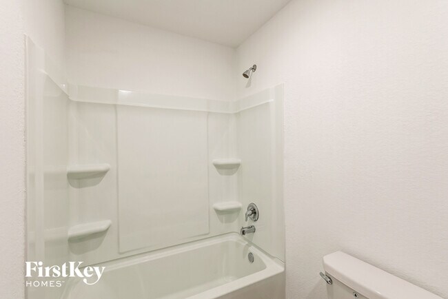 Building Photo - 10714 Vinateros Dr