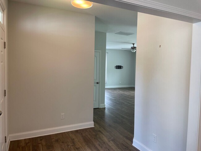 Building Photo - Like new home on cul-de-sac lot with 3 bedrooms, loft and 2.5 bathrooms!
