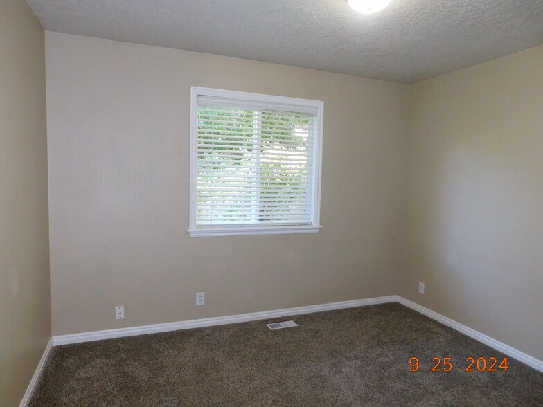 Bedroom - 5282 N Schumann Ave