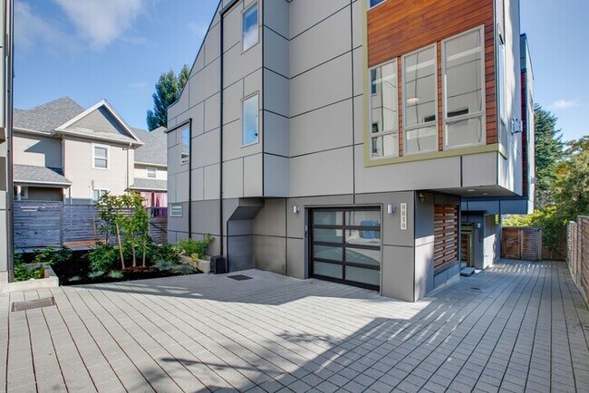 Building Photo - Impeccable Greenwood Townhome with Air Con...