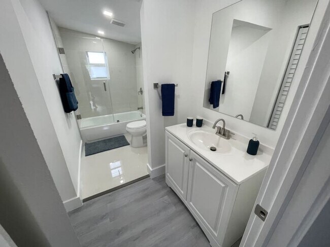 Building Photo - 2802 SW 21st St