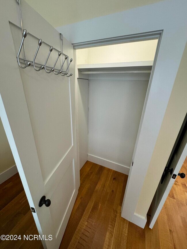 Building Photo - 819 Meadowsweet Ln