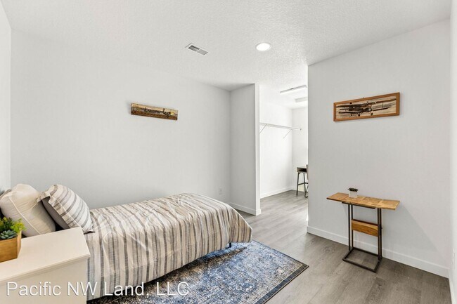 Building Photo - 3 br, 2.5 bath House - 2901 NE 137th Way