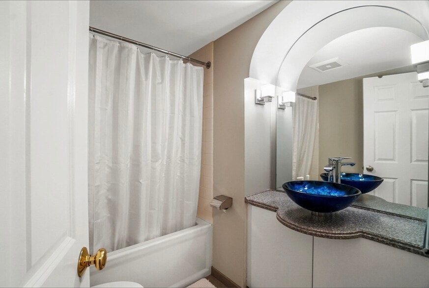 Building Photo - 5 Brigham St