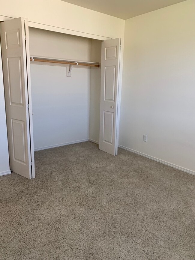 Building Photo - 2 Bedroom 1 Bathroom Unit in 8 Plex