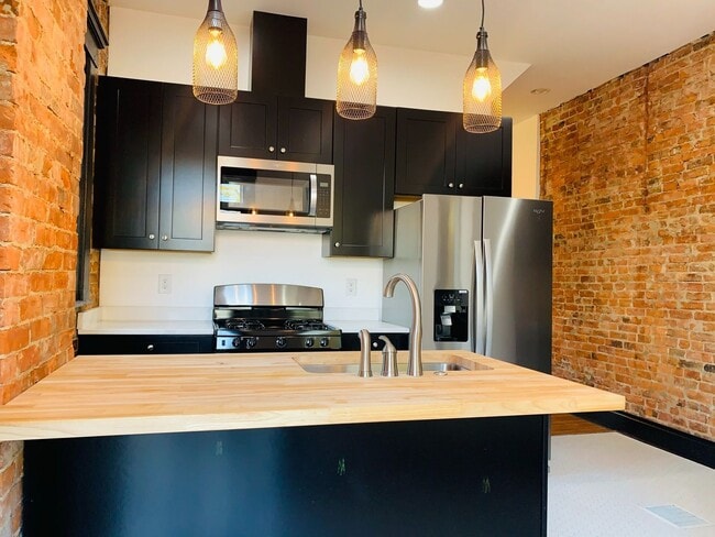 Building Photo - 3 Bedroom 2.5 Bath Just Steps from Franklin Park!!