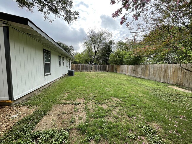 Building Photo - 258 Cresham Dr