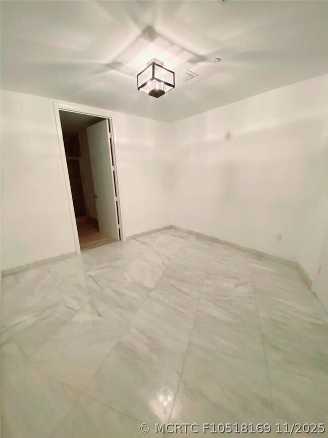 Building Photo - 16001 Collins Ave