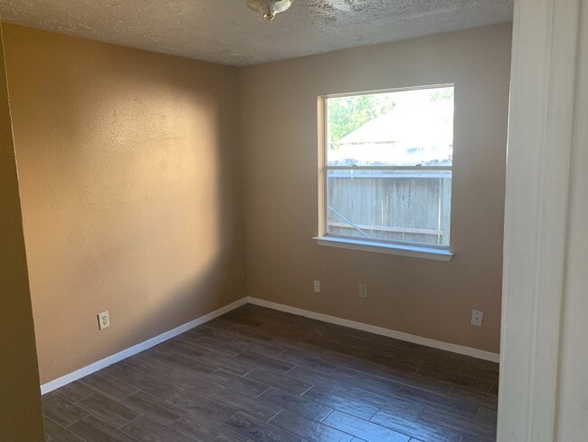 Building Photo - Southwest Houston 2 bedroom Brick Duplex w...