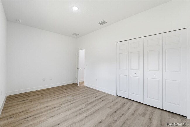 Building Photo - 2275 W Linden Dr