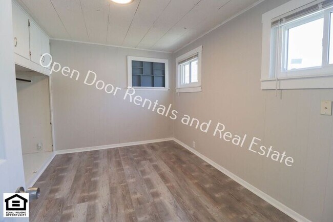 Building Photo - 210 W 4th St