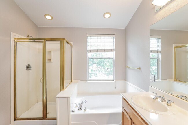 Building Photo - 572 Blackwood Terrace