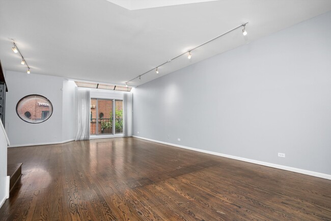 Building Photo - 171 W Goethe St