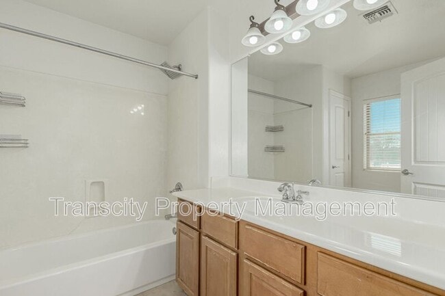 Building Photo - 1402 S Newberry Ln