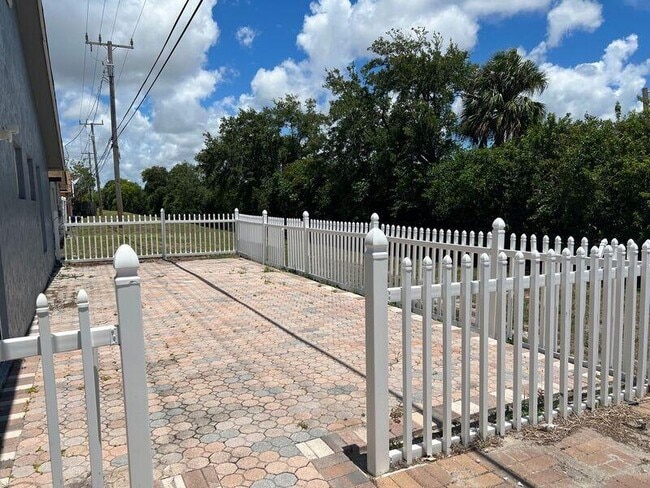 Building Photo - 556 Holly Dr