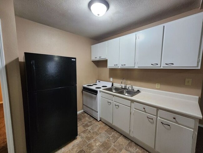 Building Photo - Save Big at Move-In: 50% Off Security Deposit on this 3 bed 1 bath upper unit