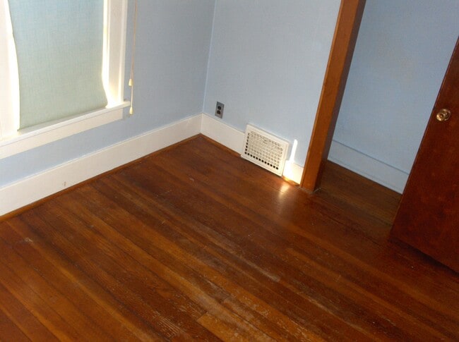 Building Photo - 927 Forest Ave