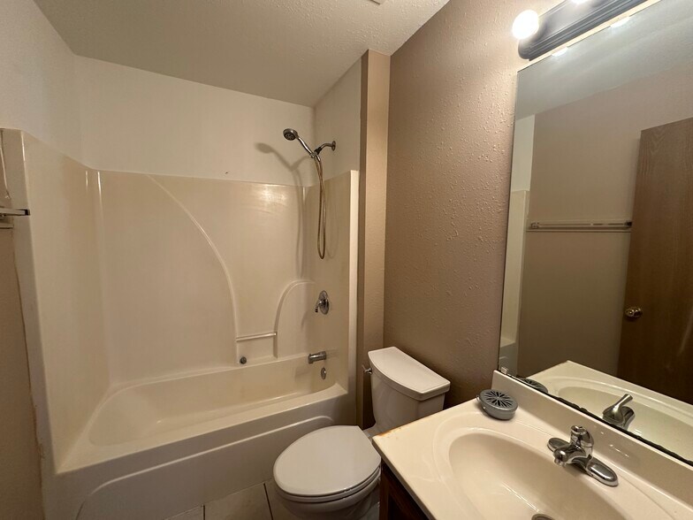 Full Bath #3 - Upper Lvl - 3504 Zinnia Dr