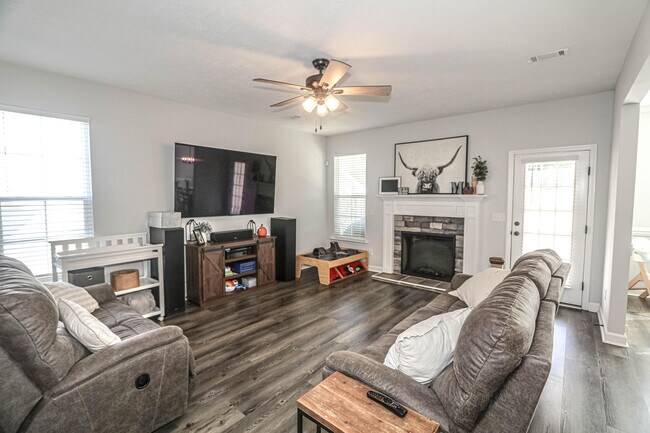 Building Photo - 550 Jensen Ln