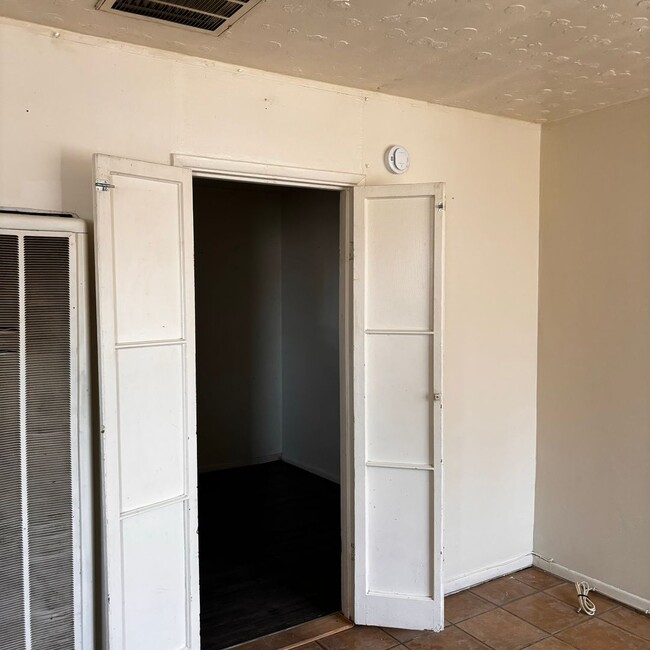 Building Photo - 1 Bedroom Duplex Avail