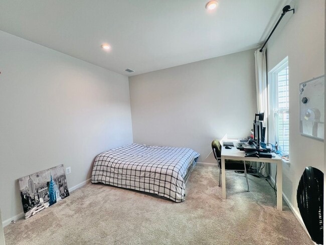 Building Photo - MINUTES TO VRE AND ALL THE CONVENIENCES OF...