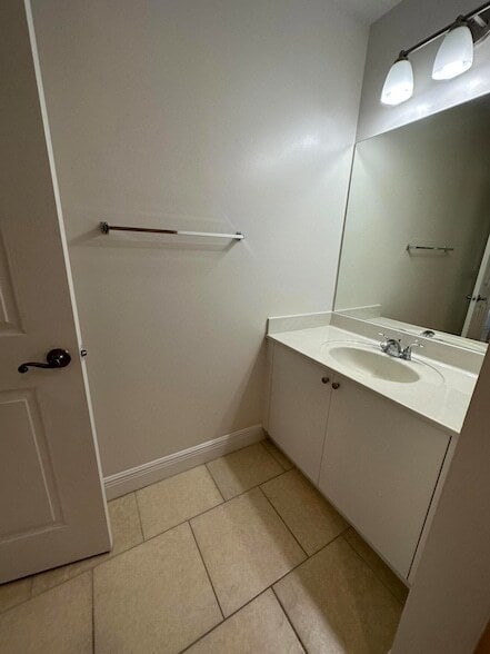 Building Photo - 1203 Town Center Dr