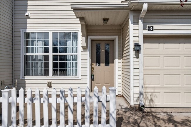 Building Photo - The Lakes Townhome