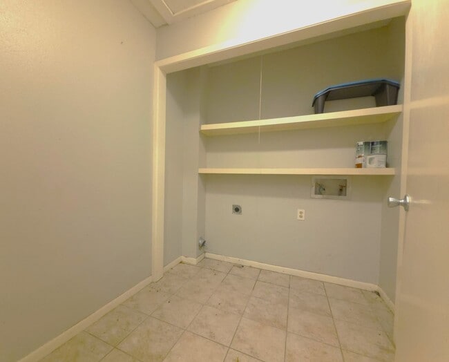 Building Photo - 308 Lakeview St