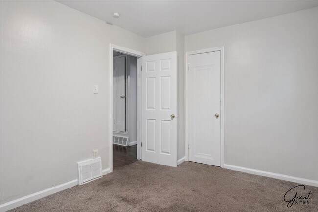 Building Photo - $1,200 -  3 bedroom Bungalow
