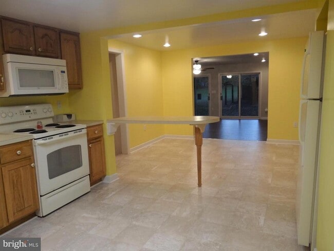 Building Photo - 668 Broad St