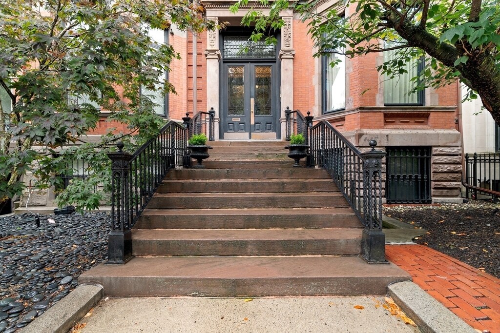 Building Photo - 302 Commonwealth Ave