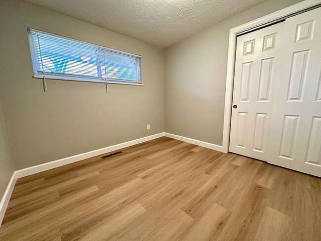 Building Photo - 305 Primrose Ln