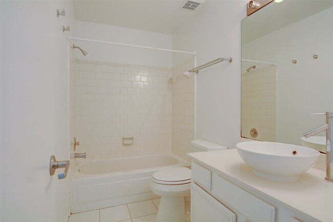 Building Photo - 10 E Indian Sage Cir