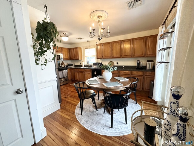 Building Photo - 345 Main St